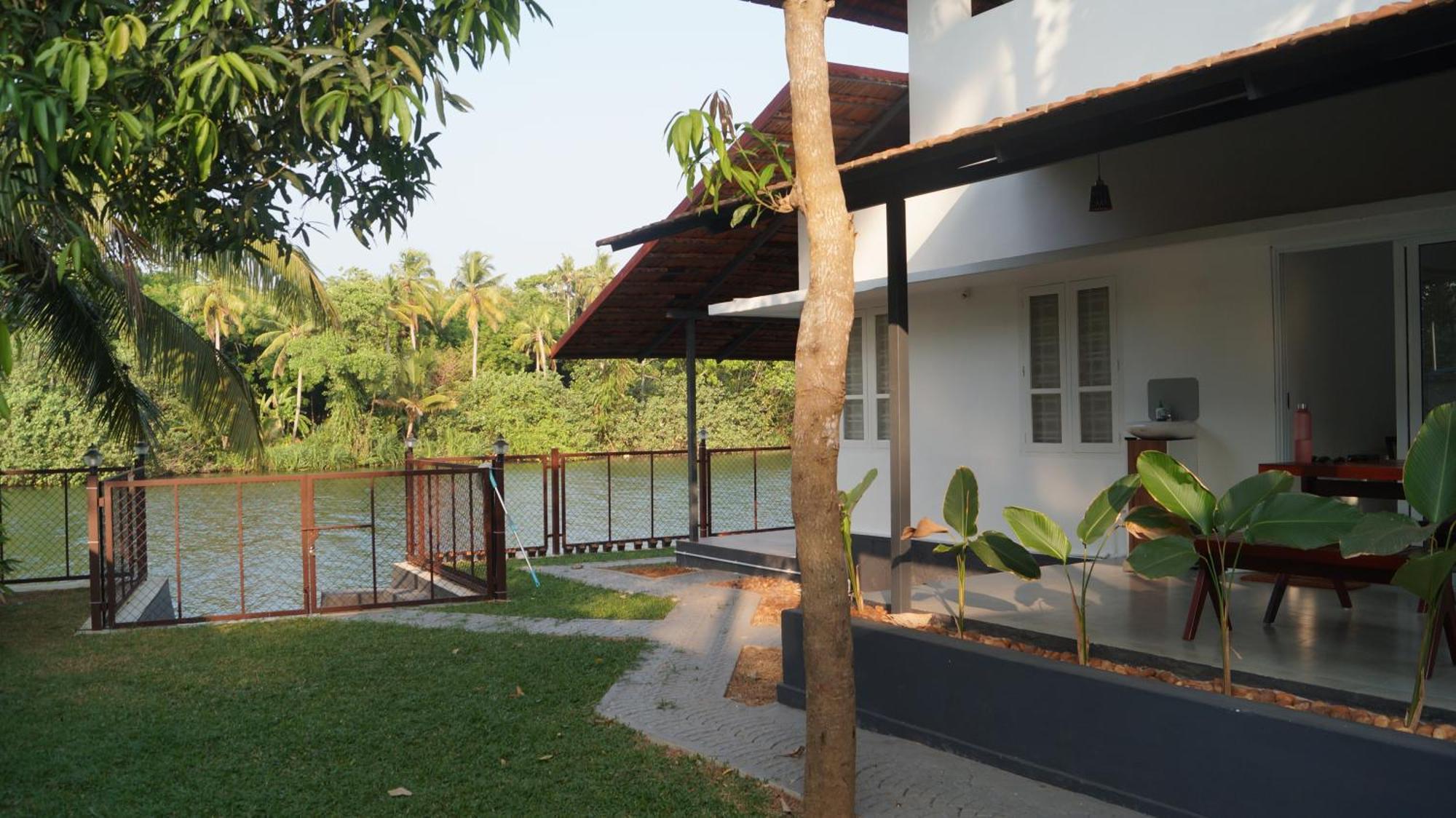 Blue Lake Villa Kollam Buitenkant foto