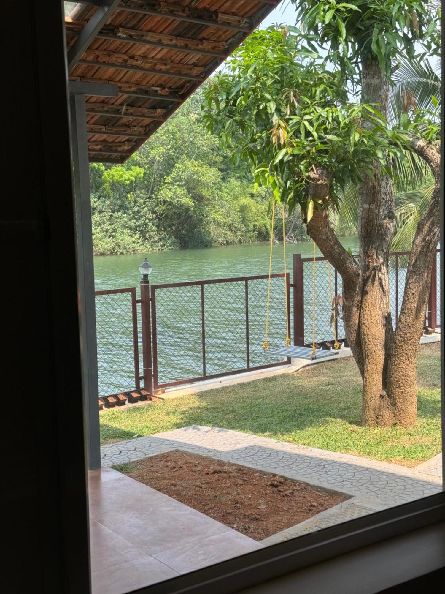 Blue Lake Villa Kollam Buitenkant foto